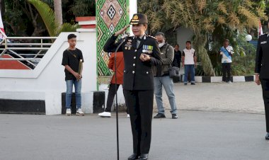 Kapolres-TTU-Pimpin-Upacara-Taptu-dan-Pawai-Obor,-Ratusan-Peserta-Meriahkan-HUT-Ke-80-RI