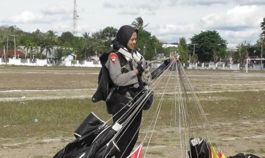Brimob-Kelapa-Dua-Semarakkan-HUT-Kota-Kefamenanu-dengan-Atraksi-Terjun-Payung
