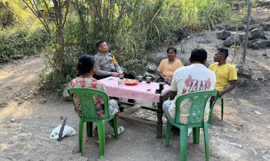 Bhabinkamtibmas-Kiusili-Libatkan-Tokoh-Adat-Jaga-Kamtibmas-dan-Edukasi-Warga-Soal-Hoaks