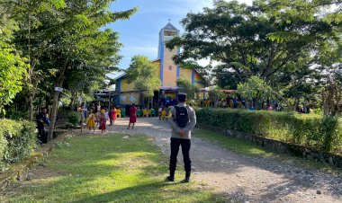 Wujudkan-Rasa-Aman-dan-Khidmat,-Bhabinkamtibmas-Oelami-Amankan-Ibadah-Minggu-di-Gereja-St.-Mikhael