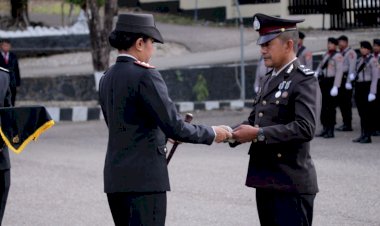 Kapolda-NTT-Beri-Penghargaan-kepada-19-Personel-Humanis,-Aipda-Andi-Panie-Masuk-Daftar-Penerima