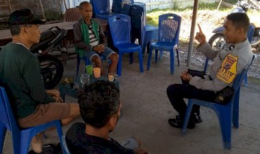 Sinergi-di-Kelurahan-Maubeli:-Kala-Polisi-dan-Warga-Bersatu-Menolong-Janda-di-Gubuk-Derita