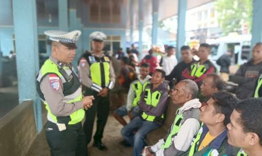 Sat-Lantas-Polres-TTU-Gelar-Sosialisasi-di-Terminal-Kefamenanu,-Ingatkan-Pengendara-Taat-Aturan