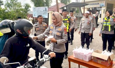 Kapolres-TTU-Pimpin-Kegiatan-Pembagian-Takjil-Jelang-Buka-Puasa