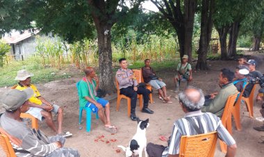 Pererat-Silaturahmi,-Bhabinkamtibmas-Desa-Oetalus-Sosialisasikan-Layanan-Call-Center-110