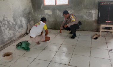 Wujud-Nyata-Polri-Hadir,-Bhabinkamtibmas-Desa-Maurisu-Utara-Bahu-Membahu-Renovasi-Polindes