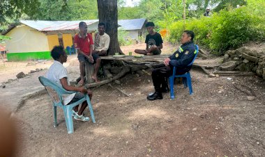 Jaga-Kondusifitas-Jelang-Paskah,-Bhabinkamtibmas-Desa-Kiusili-Gelar-Sambang-Dialogis-dengan-Tokoh-Adat