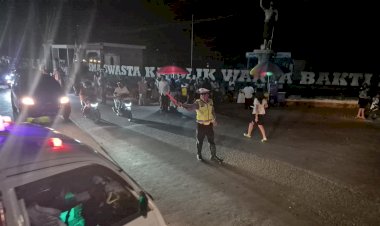 Aksi-Humanis-Brigpol-Donatus-Hitu-Bantu-Jemaat-Kamis-Putih