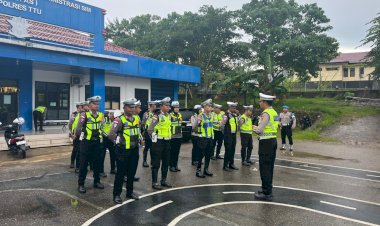 Pantang-Surut-Meski-Diguyur-Hujan,-Satlantas-Polres-TTU-Perkuat-Pelayanan-Melalui-Giat-
