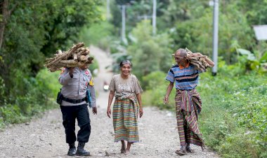 Aksi-Humanis-Aipda-Lius-Selan,-Saat-Seragam-Cokelat-Merangkul-Kemanusiaan-di-Desa-Tublopo