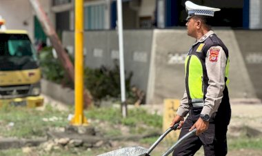 Wujud-Nyata-Pelayanan:-Kanit-Kamsel-Sat-Lantas-Polres-TTU-Menambal-Harapan-Keselamatan