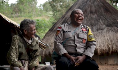 Menenun-Damai-dalam-Kesederhanaan:-Bhabinkamtibmas-Tublopo-Buktikan-Pengabdian-Lewat-Kedekatan