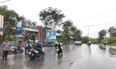 Hujan-Tak-Surutkan-Semangat,-Wakapolres-TTU-Kompol-Sudirman,-S.Sos.,-Turun-Langsung-Pastikan-kegiatan-Strong-Point-Pagi-berjalan-lancar