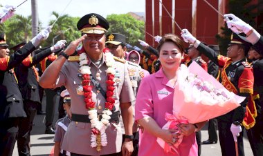 Haru-dan-Penuh-Penghormatan,-Kapolda-NTT-Pimpin-Tradisi-Pedang-Pora-Pelepasan-Brigjen-Pol-Baskoro-Tri-Prabowo