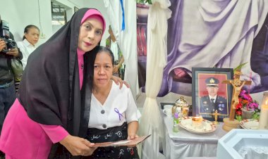 Bhayangkari-Cabang-TTU,-melaksanakan-giat-melayat-ke-rumah-duka-almarhum-Iptu-Frans-Bay-Meo-sebagai-bentuk-dukungan-moril-bagi-keluarga-yang-ditinggalkan.