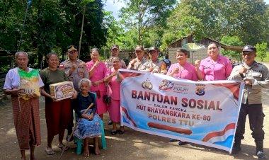 Sambut-HUT-Bhayangkara-ke-80:-Polsek-Noemuti-Salurkan-Bantuan-Sosial,-Wujud-Nyata-Kepedulian-Polri-Bagi-Masyarakat