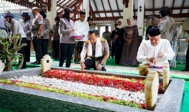 Kapolri-Kenang-Jejak-Reformasi-Gus-Dur-Melalui-Ziarah-di-Tebuireng-Jelang-Hari-Bhayangkara-ke-80