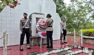 Jelang-HUT-Bhayangkara-ke-80,-Polres-TTU-Gelar-Upacara-Ziarah-dan-Tabur-Bunga-di-TMP-Cendana-Loka.