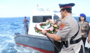 Peringati-Hari-Bhayangkara-ke-80,-Kapolda-NTT-Pimpin-Upacara-Tabur-Bunga-di-Perairan-Bolok-Kupang
