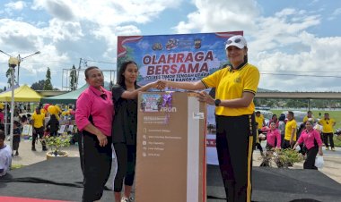 HUT-Bhayangkara-ke-80:-Kapolres-TTU-Berbagi-Kebahagiaan-Lewat-Doorprize-dan-Paket-Pendidikan-untuk-Anak-Anak-TTU