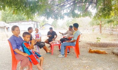 Bersantai-di-Bawah-Rindangnya-Pepohonan,-Bhabinkamtibmas-Desa-Motadik-Gelar-Patroli-Dialogis-dan-Penyuluhan-Kamtibmas