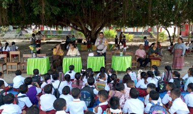 Tanamkan-Nilai-Disiplin-dan-Keselamatan-Sejak-Dini,-Bhabinkamtibmas-Kelurahan-Maubeli-Isi-Materi-MPLS-di-SD-Negeri-Neonbat