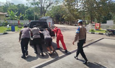 Polri-Hadir-untuk-Masyarakat:-Personil-Polres-TTU-Sigap-Bantu-Dorong-Mobil-Mogok-di-SPBU-Kefamenanu