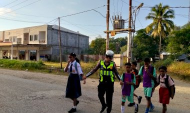 Senyum-Manis-Sejukkan-Hati,-Polwan-Satlantas-Polres-TTU-Peduli-Keselamatan-Seberangkan-Pelajar-di-Pagi-Hari.