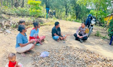 Kehangatan-Tanpa-Pembatas:-Hadir-di-Tengah-Warga,-Bhabinkamtibmas-Desa-Kiusili-Perkuat-Kamtibmas-Lewat-Pendekatan-Humanis.