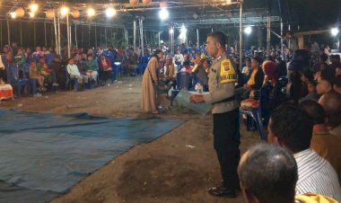 Hadir-di-Tengah-Pesta-Warga,-Bhabinkamtibmas-Desa-Oenino-Sampaikan-Selamat-dan-Imbauan-Kamtibmas-Saat-Pesta-Pernikahan