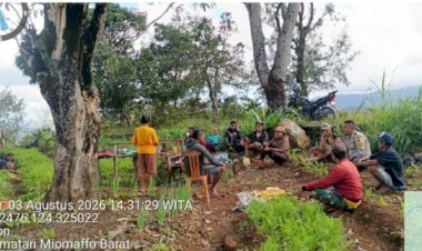 Wujud-Nyata-Pengabdian-Tanpa-Sekat:-Bhabinkamtibmas-Polsek-Miobar-Turun-ke-Ladang-Sayur,-Gelar-Patroli-Dialogis-dan-Bantu-Warga-Buat-Bedeng-di-Desa-Lemon