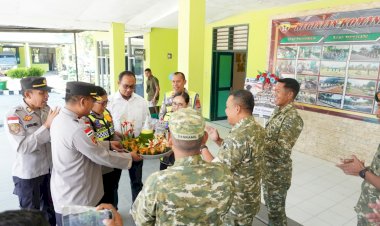 HUT-ke-81-TNI,-Polres-TTU-Serahkan-Tumpeng-ke-Kodim-1618/TTU,-Perkuat-Sinergitas-TNI-Polri