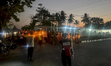 Polri-Hadir-Jaga-Kekhusyukan-Doa-Rosario,-Pengamanan-Perarakan-Patung-Bunda-Maria-di-Kefamenanu-Berlangsung-Aman