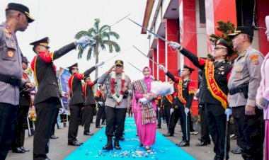 Haru-dan-Penuh-Makna,-Tradisi-Pelepasan-Komjen-Pol.-Rudi-Darmoko-di-Mapolda-NTT-Diiringi-Pesan:-Teruslah-Menjadi-Inspirasi-dan-Teladan