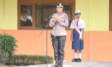 Kapolres-TTU-Jadi-Pembina-Upacara-di-SMPN-1-Kefamenanu,-Ajak-Siswa-Raih-Cita-Cita-dan-Jauhi-Bullying