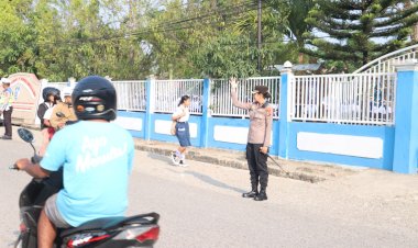 Tak-Sekadar-Memimpin,-Kapolres-TTU-Turun-Langsung-Atur-Lalu-Lintas-demi-Keselamatan-Pelajar