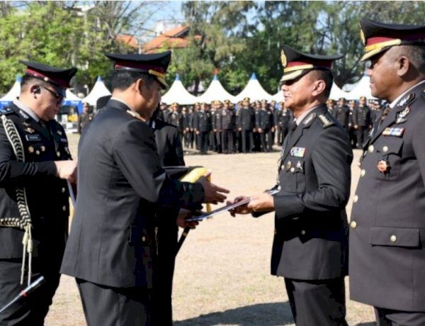 Kapolda NTT Berikan Penghargaan kepada Personel dan Masyarakat Berprestasi dalam Upacara Peringatan Hari Sumpah Pemuda ke 97