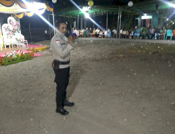 Manfaatkan-Keramaian,-Bhabinkamtibmas-Maubeli-Gencarkan-Strategi-'Jemput-Bola'-Sosialisasi-Kamtibmas