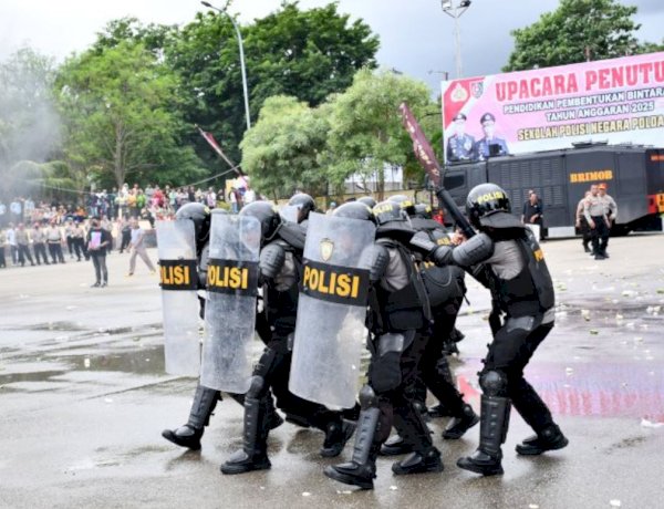 Peragaan Pengamanan Unjuk Rasa Bintara Remaja Polri Angkatan 53 Pukau Hadirin di SPN Polda NTT