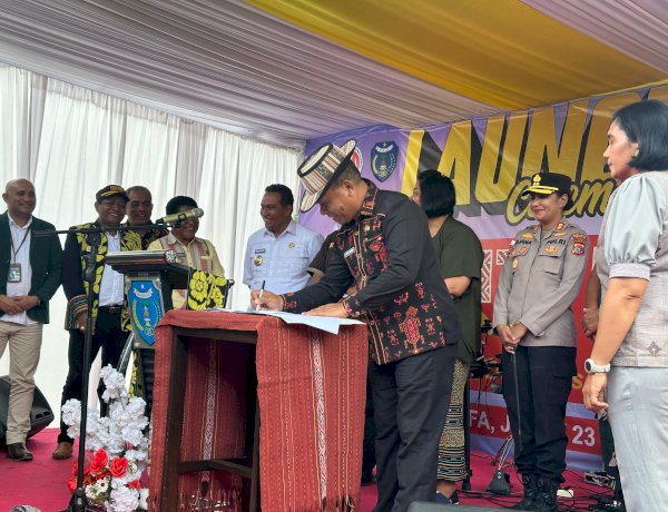 Gubernur Melki Lakalena Resmikan NTT Mart, Kapolres TTU Borong Produk Lokal Dukung UMKM