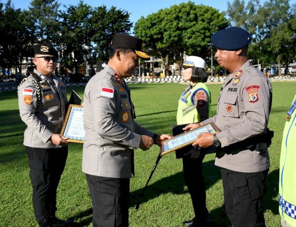 Kapolda NTT Berikan Penghargaan kepada Personel Berprestasi, Tekankan Semangat Pengabdian dan Integritas