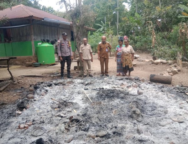 Respon Cepat Musibah Kebakaran, Bhabinkamtibmas Polsek Noemuti Hadir Beri Dukungan Moral bagi Korban