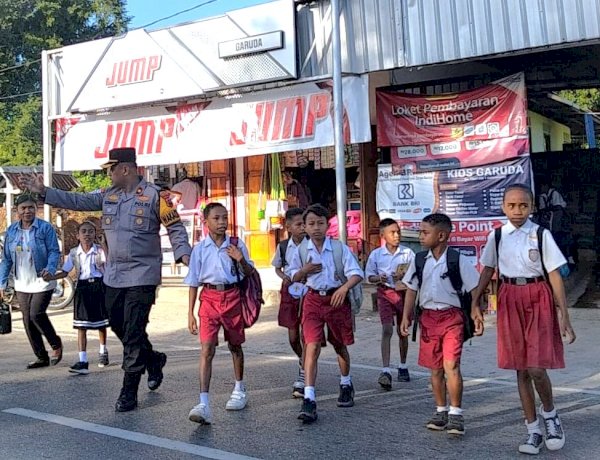Wujud Pelayanan Humanis Polri; Wakapolres TTU Prioritaskan Keselamatan Anak Sekolah di Jalan Raya