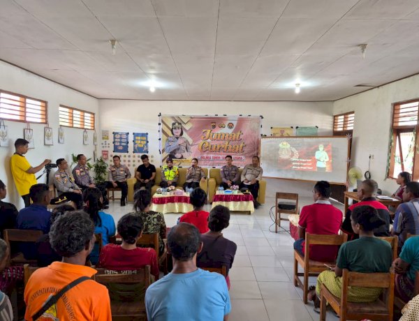 Duduk-Melantai-di-Peboko,-Kapolres-TTU-Serap-Aspirasi-Masyarakat-dan-Sosialisasikan-Layanan-Call-Center-110