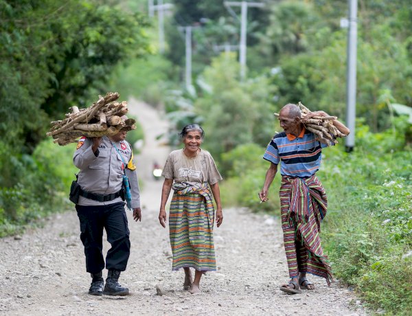Aksi-Humanis-Aipda-Lius-Selan,-Saat-Seragam-Cokelat-Merangkul-Kemanusiaan-di-Desa-Tublopo