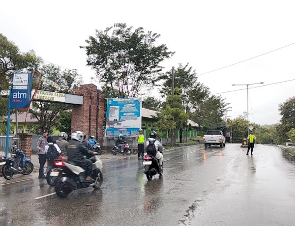 Hujan Tak Surutkan Semangat, Wakapolres TTU Kompol Sudirman, S.Sos., Turun Langsung Pastikan kegiatan Strong Point Pagi berjalan lancar