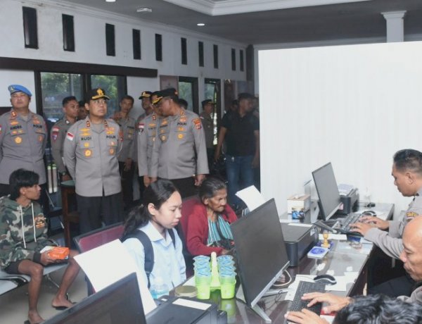 Pastikan Pelayanan Publik Prima, Kapolda NTT Cek Langsung Ruang Pelayanan Masyarakat di Polresta Kupang Kota