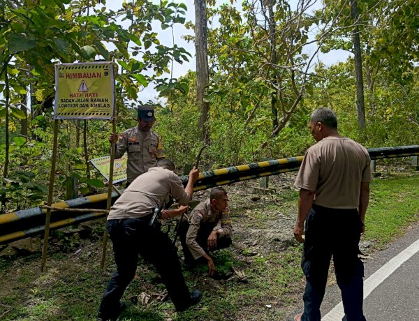 Polsek noemuti Pasang Papan Himbauan di Lokasi Longsor Hutan Jati Oeluan, Pengguna Jalan Diminta Waspada