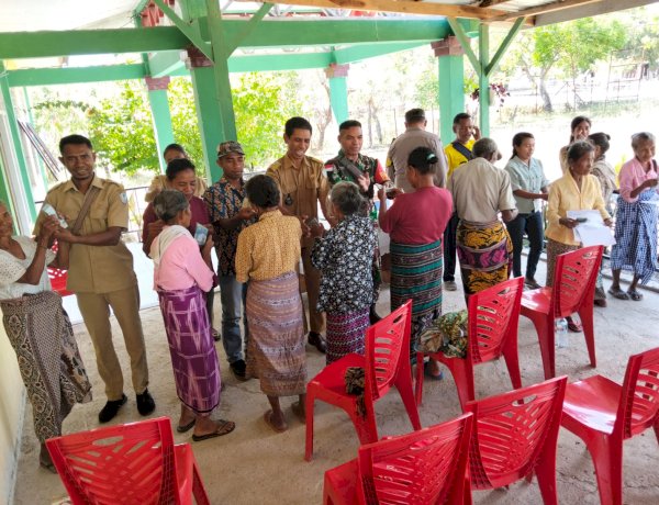 Wujud Humanis Polri, Bhabinkamtibmas Kawal Langsung Penyaluran BLT Dana Desa di Biboki Anleu Demi Tepat Sasaran