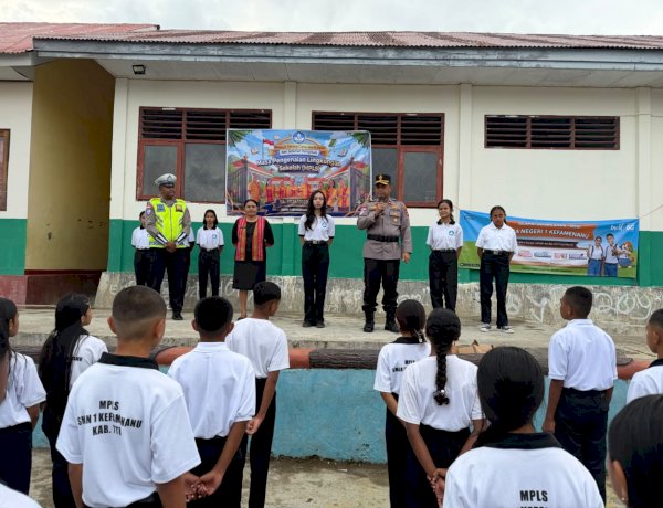Tanamkan-Kesadaran-Tertib-Lalu-Lintas-Sejak-Dini,-Wakapolres-TTU-Beri-Pembekalan-Edukatif-Bagi-324-Siswa-Baru-SMAN-1-Kefamenanu